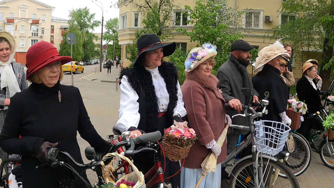 Прогулка на велосипеде красотки без нижнего белья