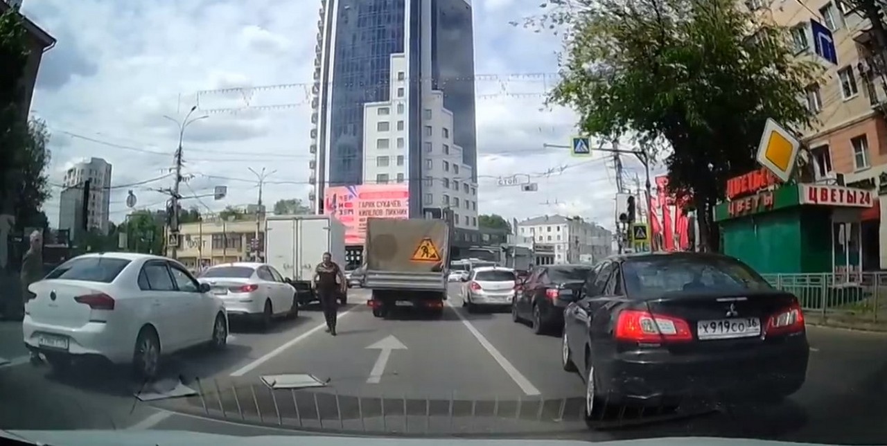 В Воронеже дорожные знаки упали на машины – Новости Воронежа и Воронежской  области – Вести Воронеж