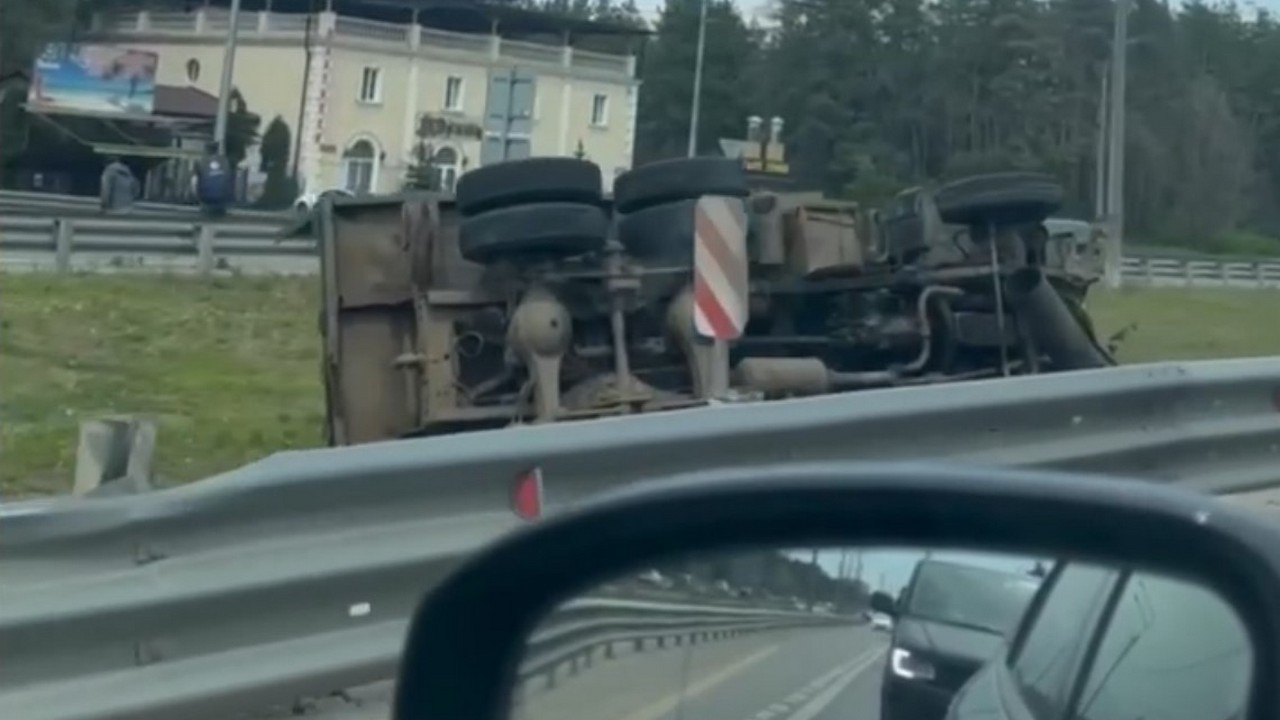 На одной из главных улиц Воронежа перевернулся КамАЗ – Новости Воронежа и  Воронежской области – Вести Воронеж