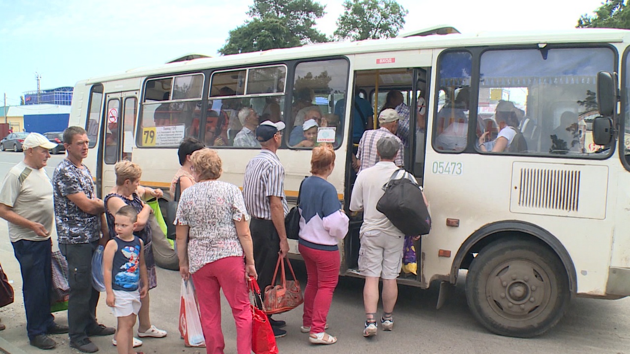 Вещи и нижнее белье развесили неизвестные в автобусе с пассажирами в Астане (ВИДЕО)
