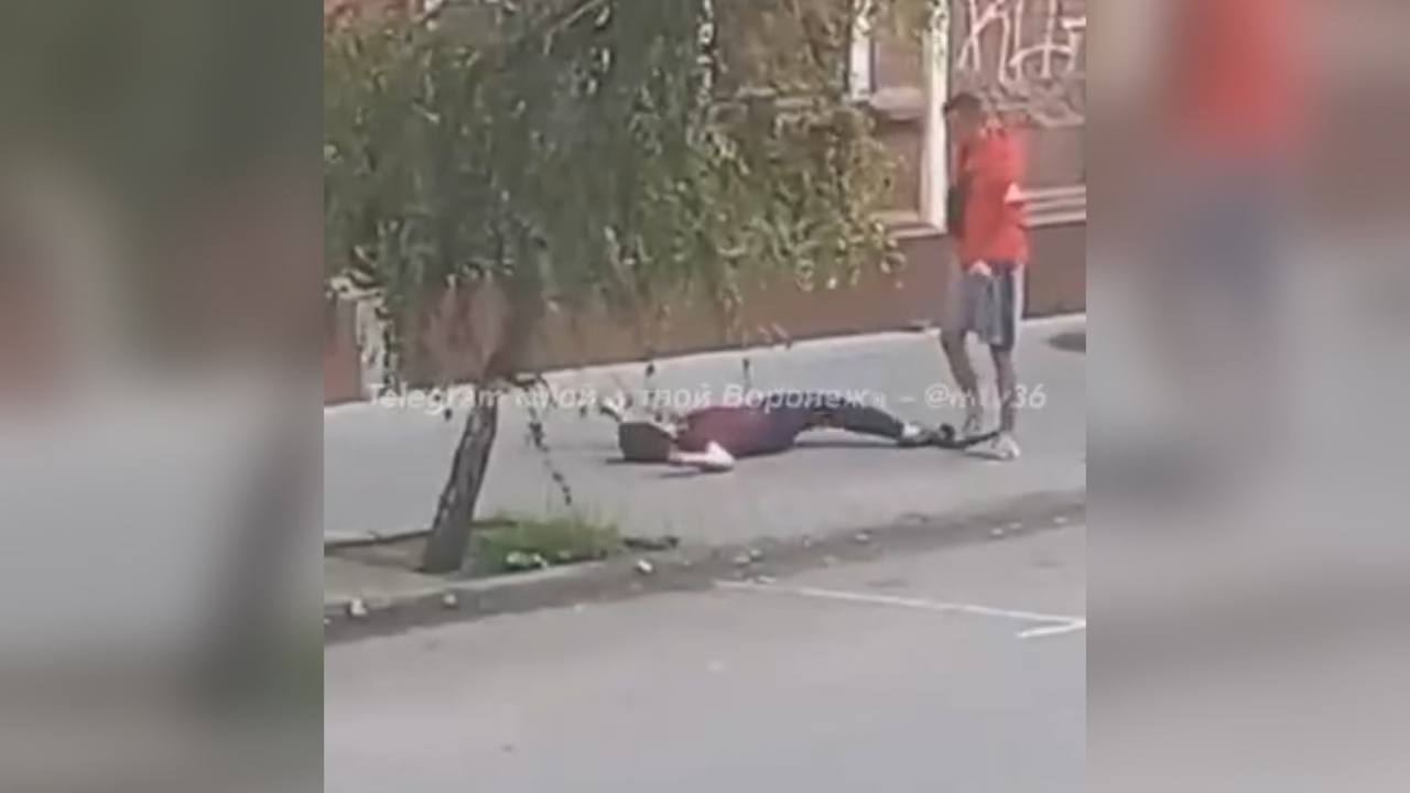 Появилось видео избиения мужчины до потери сознания в центре Воронежа –  Новости Воронежа и Воронежской области – Вести Воронеж