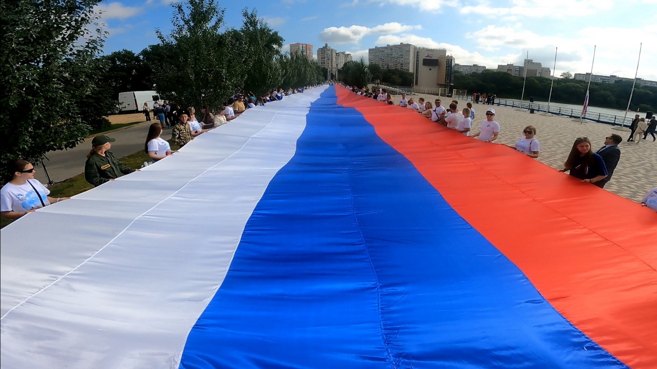 В Воронеже в День российского флага развернули огромный триколор – Новости  Воронежа и Воронежской области – Вести Воронеж