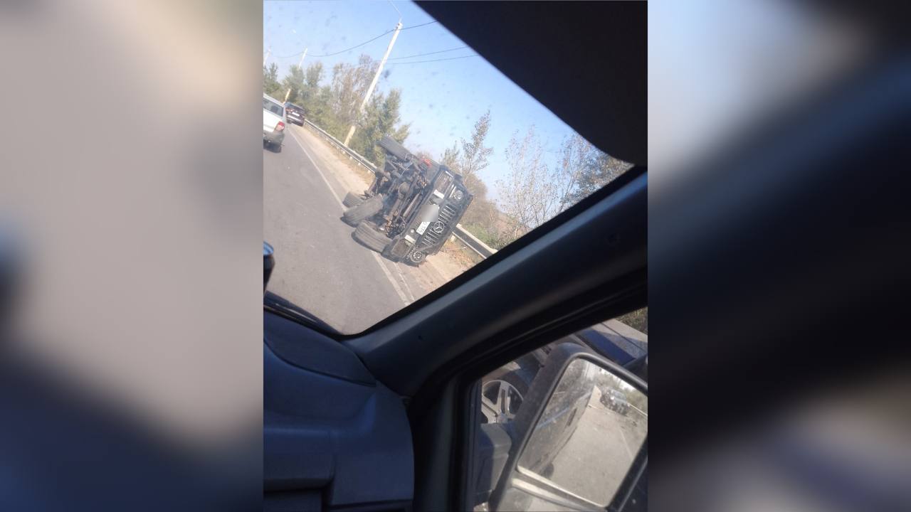 На Лабораторном шоссе в Севастополе перевернулась иномарка