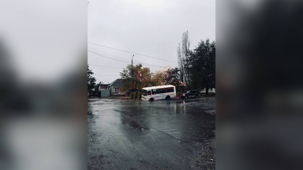 В Воронеже пассажирский автобус провалился в огромную яму – Новости Воронежа  и Воронежской области – Вести Воронеж