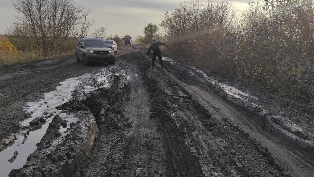 В Воронежской области жители села оказались в изоляции из-за утонувшей в  грязи дороги – Новости Воронежа и Воронежской области – Вести Воронеж