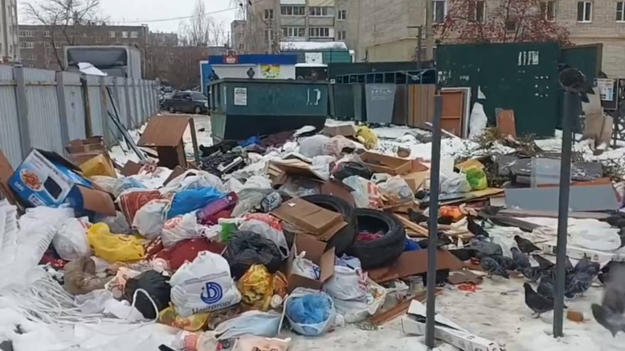 В центре Улан-Удэ образовалась нелегальная свалка из снега и мусора (ВИДЕО)