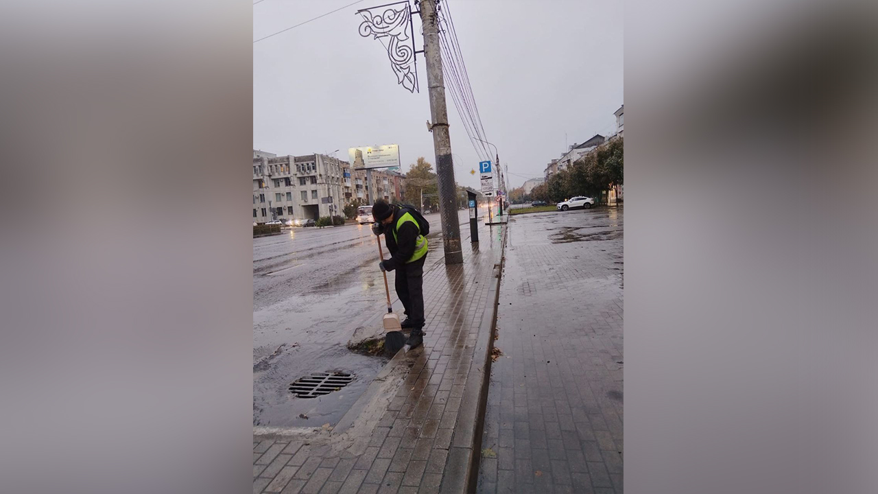 Воронежцы сняли на видео засорившего ливнёвку коммунальщика – Новости  Воронежа и Воронежской области – Вести Воронеж