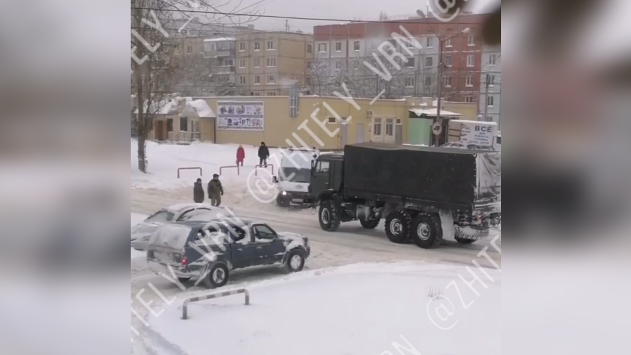 В Воронеже военные помогли вытащить застрявшую в снегу скорую – Новости  Воронежа и Воронежской области – Вести Воронеж