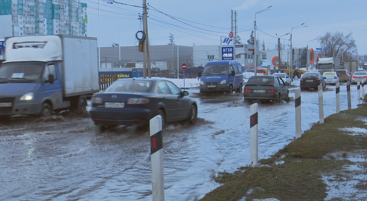 В Воронеже автомобилисты попали в пробки из-за огромной лужи в ЖК «Озерки»  – Новости Воронежа и Воронежской области – Вести Воронеж