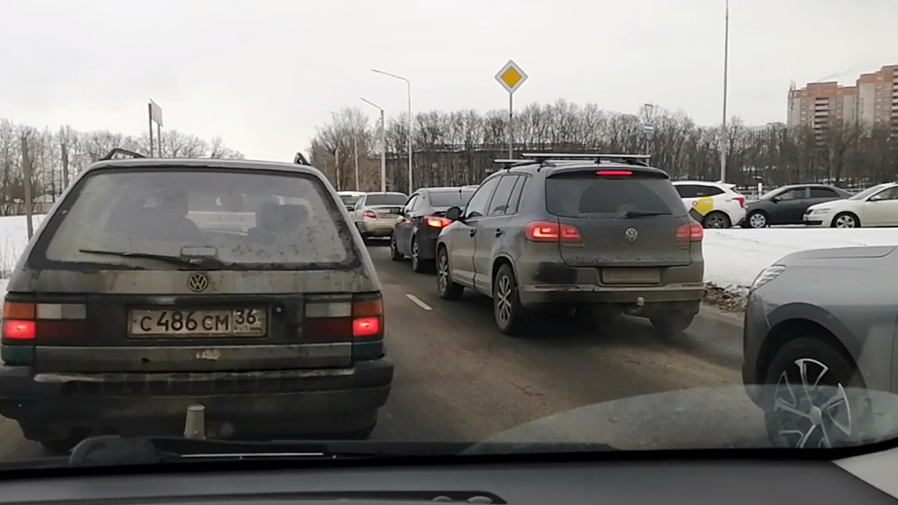 На улице Крынина в Воронеже снова скопилась пробка – Новости Воронежа и  Воронежской области – Вести Воронеж