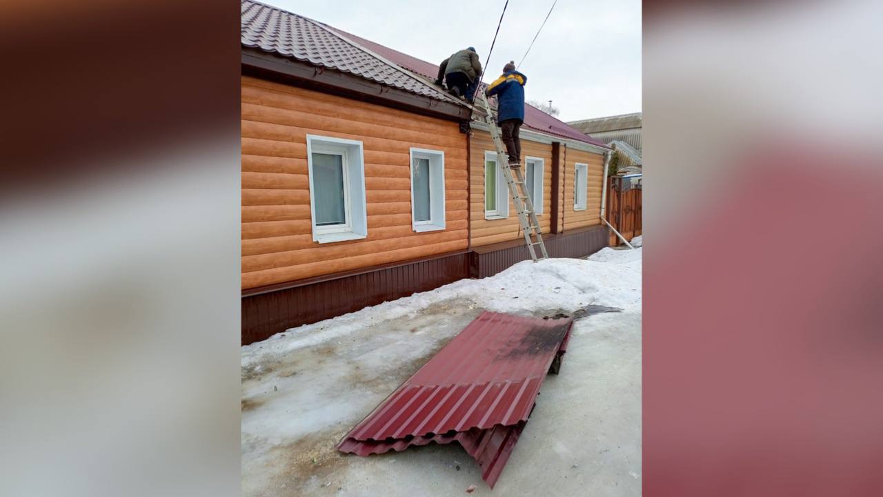 В Воронеже начали восстанавливать повреждённый после падения БПЛА дом –  Новости Воронежа и Воронежской области – Вести Воронеж