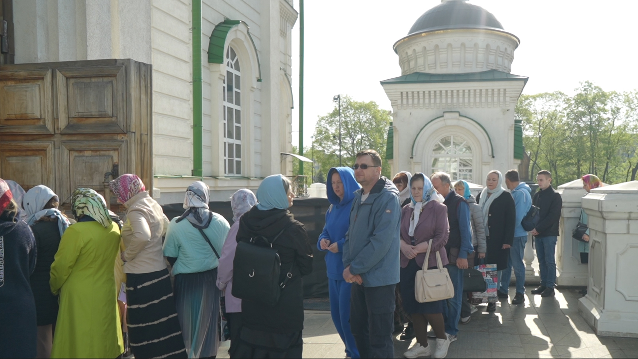 Сотни воронежцев выстроились в очередь к поясу Пресвятой Богородицы –  Новости Воронежа и Воронежской области – Вести Воронеж